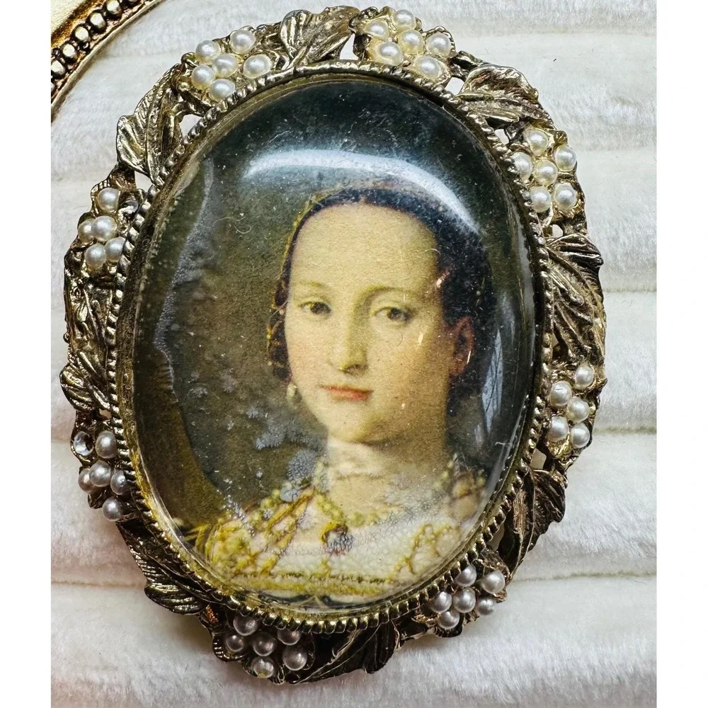 Vintage Portrait Brooch Lot 2 Lady Cameo Style Martha Washington Stieler